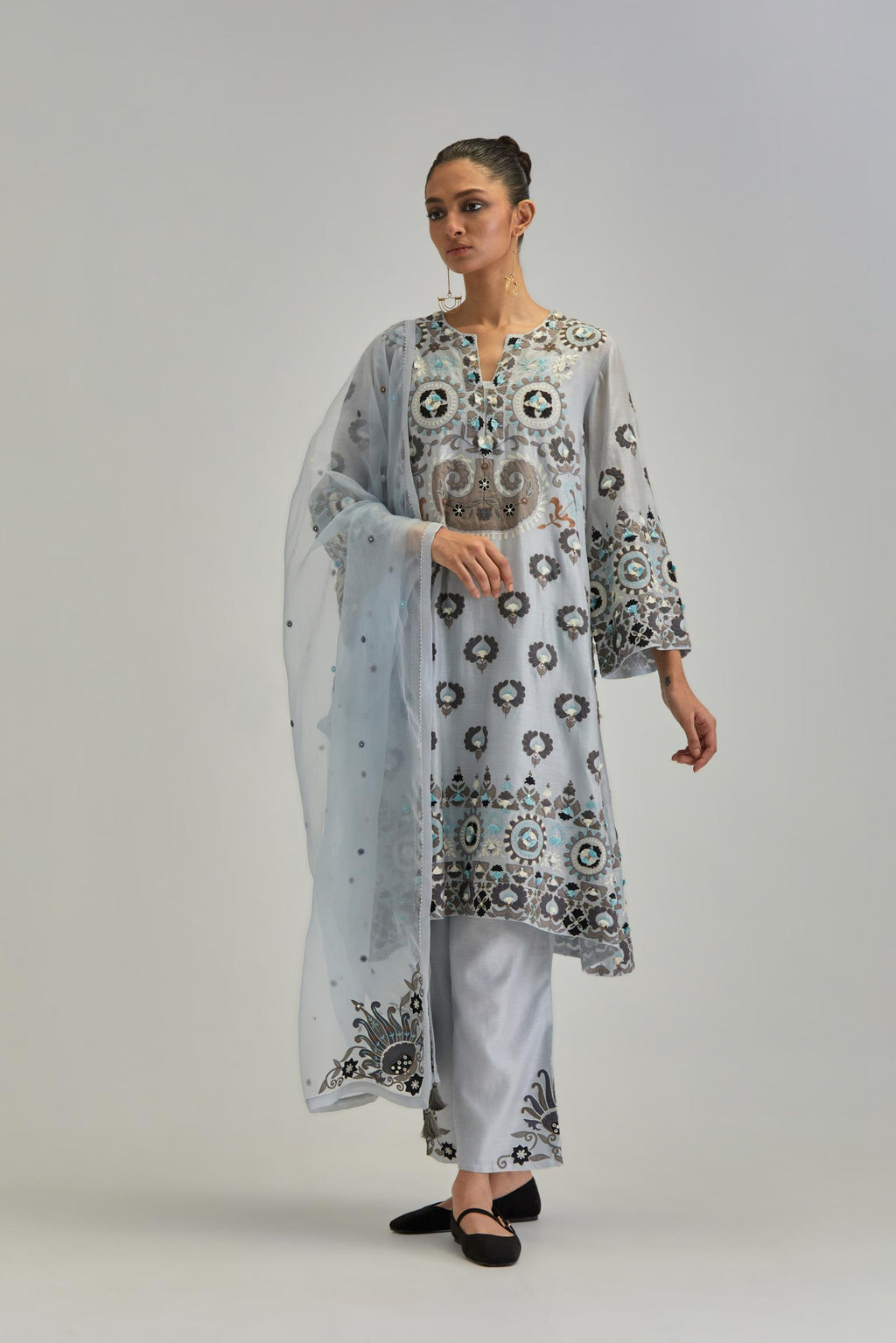 Blue silk organza dupatta with appliqué work and earthy coloured flower embroidery all-over the dupatta.