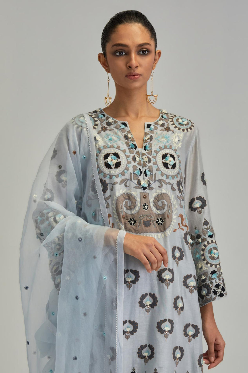 Blue silk organza dupatta with appliqué work and earthy coloured flower embroidery all-over the dupatta.