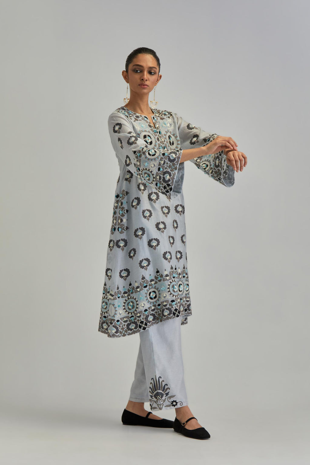 Blue silk Chanderi straight hem mid-length abha style kurta set with bold appliqué embroidery along with earthy-coloured Aari thread work and tassels.