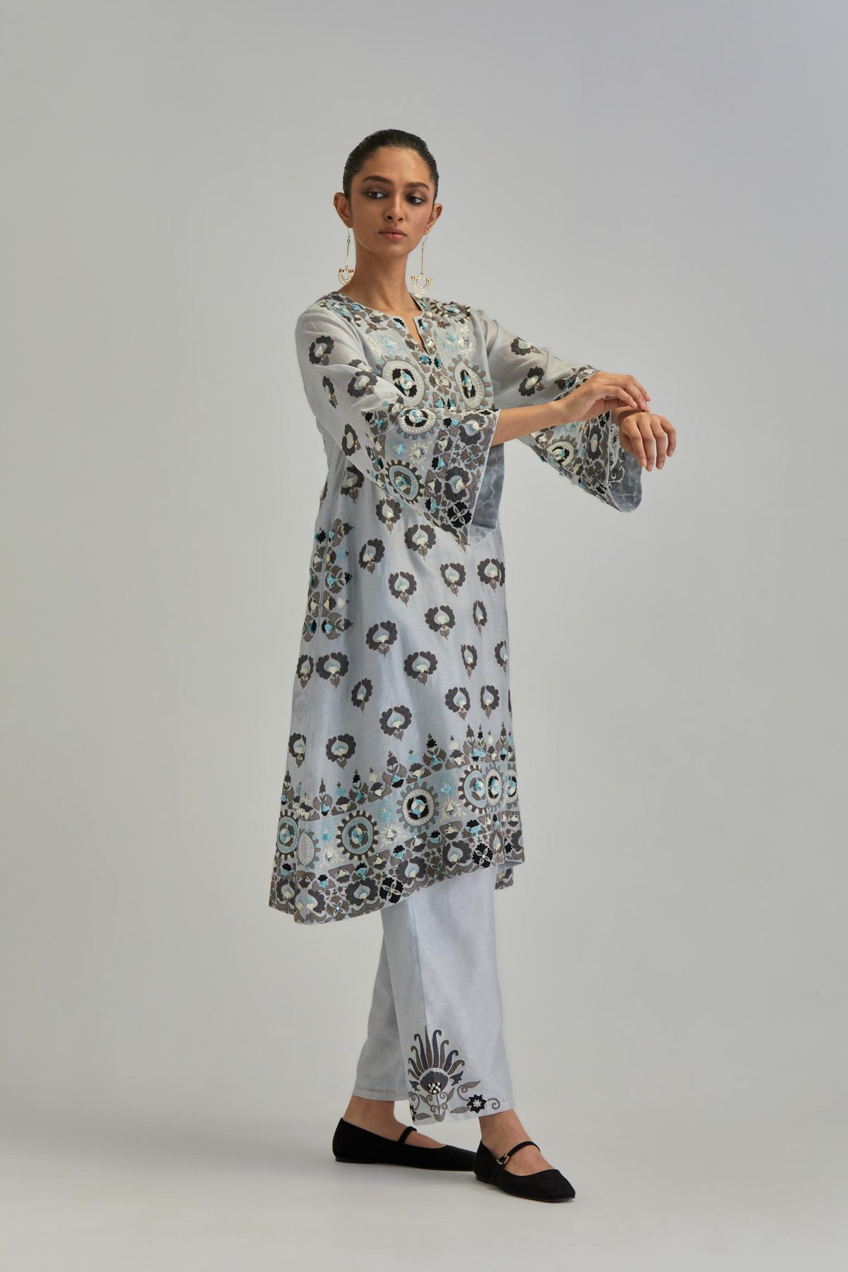 Blue silk Chanderi straight hem mid-length abha style kurta set with bold appliqué embroidery along with earthy-coloured Aari thread work and tassels.