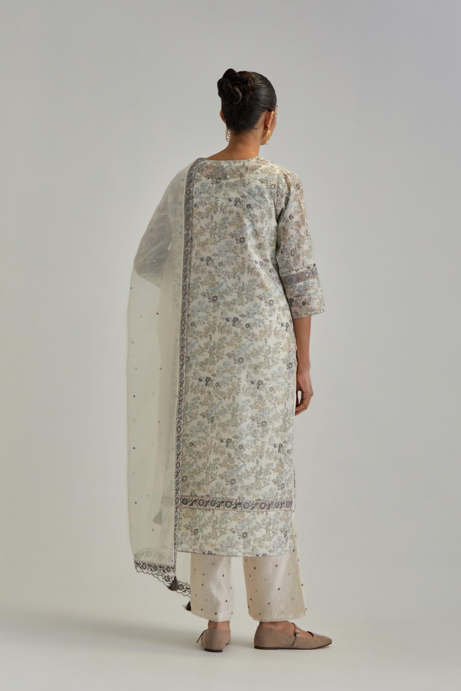 Off white cotton Chanderi dupatta with scalloped and embroidered edges.