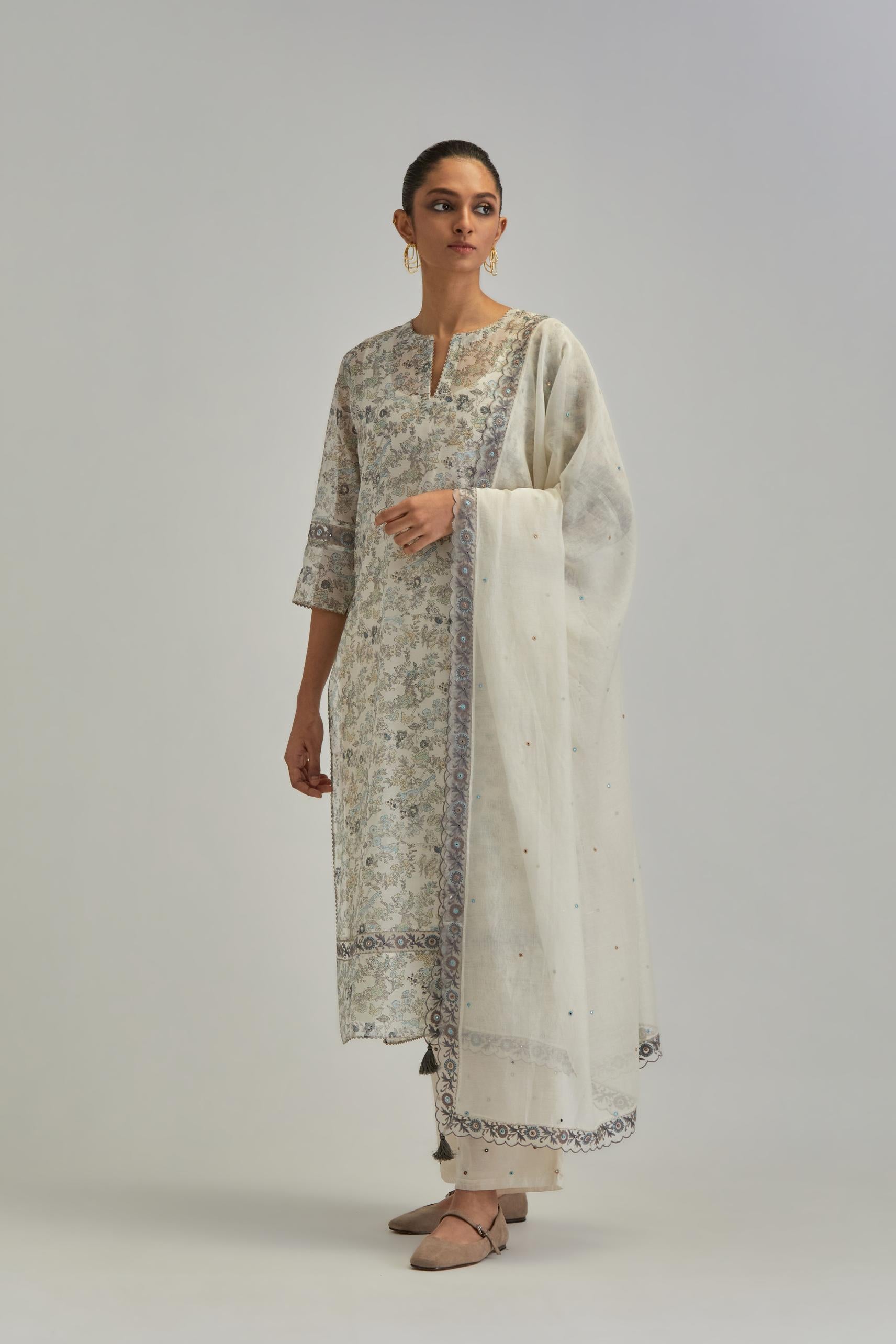Off white cotton Chanderi dupatta with scalloped and embroidered edges.