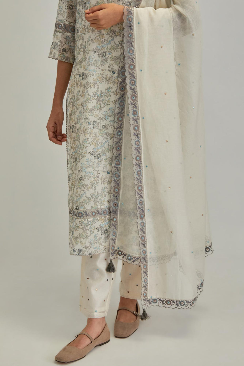 Off white cotton Chanderi dupatta with scalloped and embroidered edges.