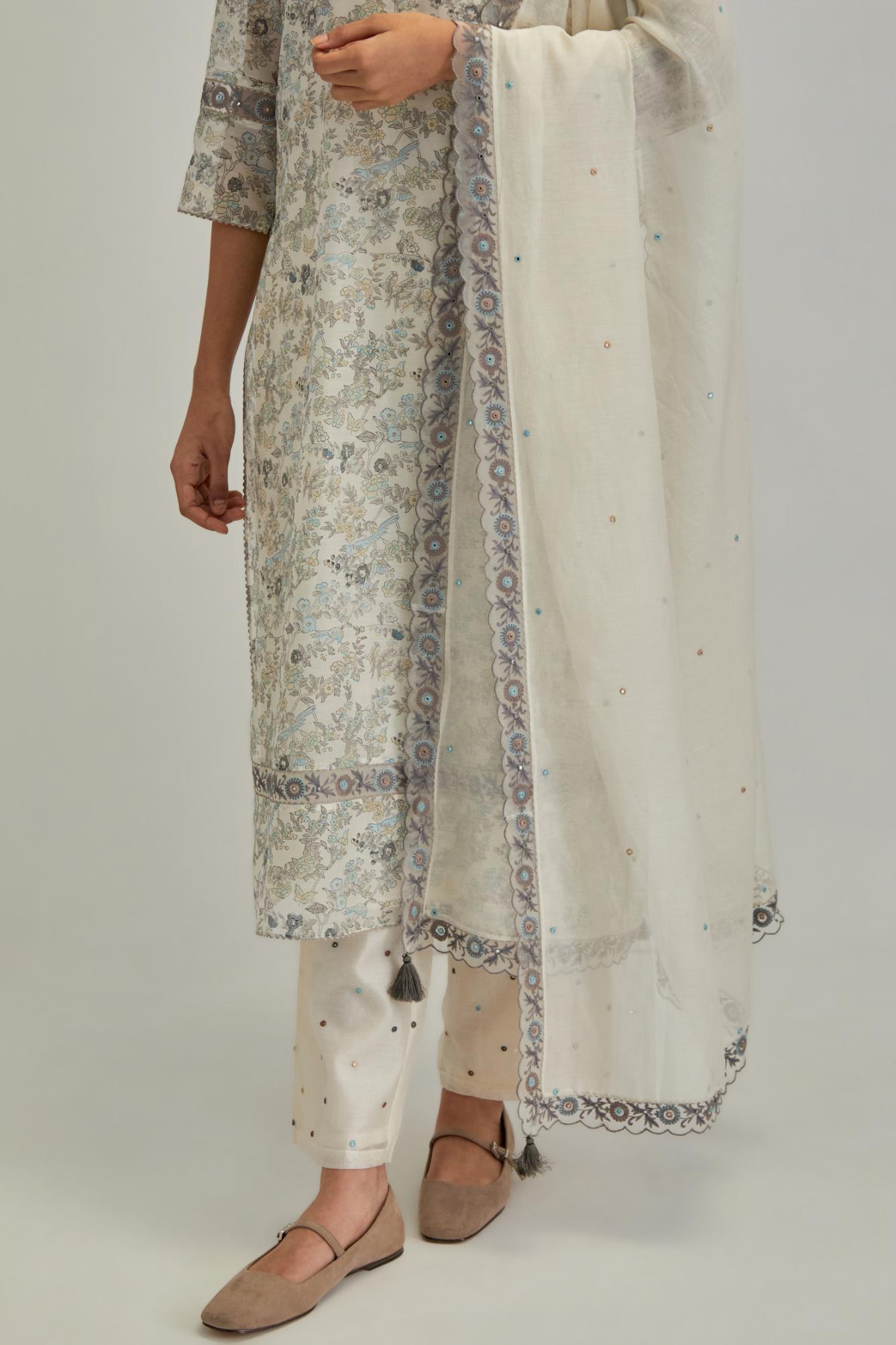 Off white cotton Chanderi dupatta with scalloped and embroidered edges.