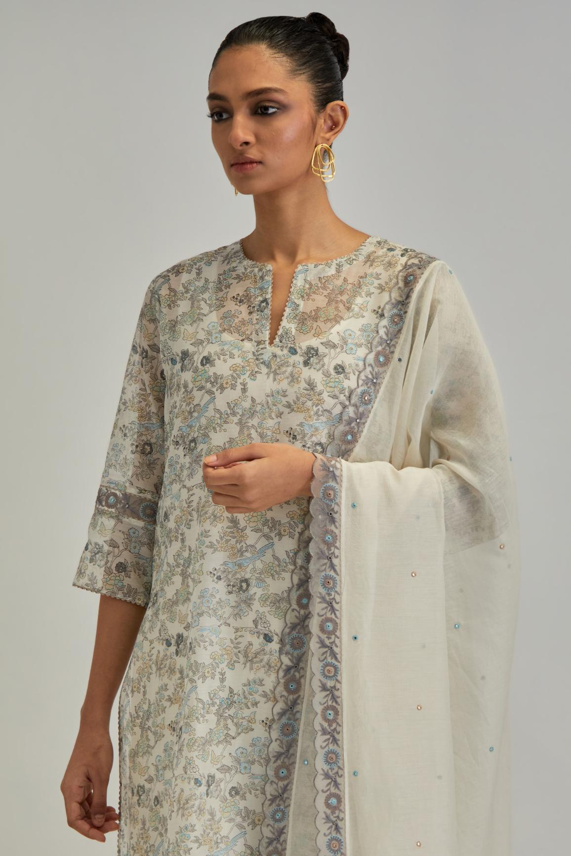 Off white cotton Chanderi dupatta with scalloped and embroidered edges.