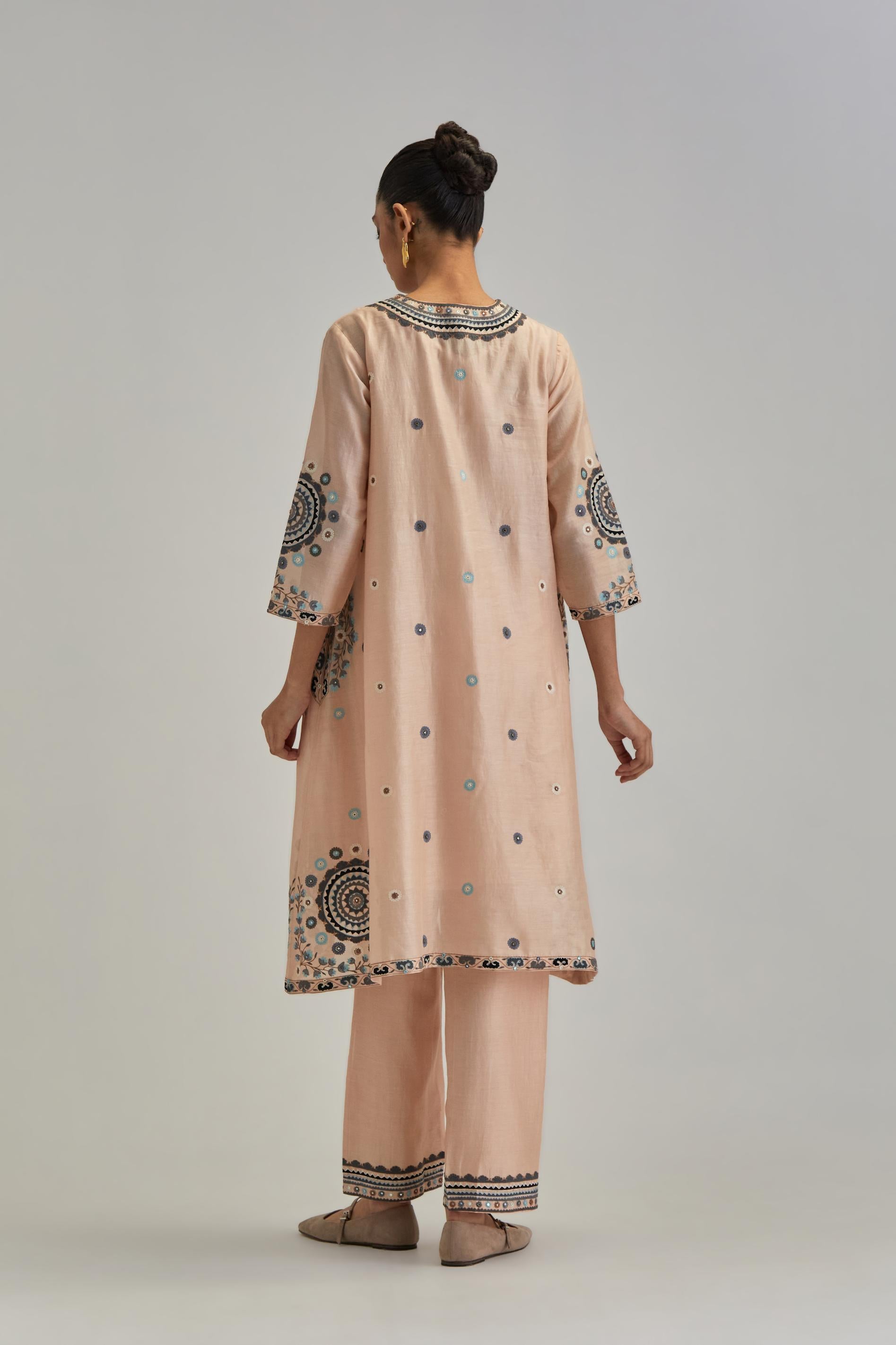 Pink silk Chanderi short V-neck kurta set, with straight hem and side pockets, decorated with fine appliqué and Aari thread embroidery.