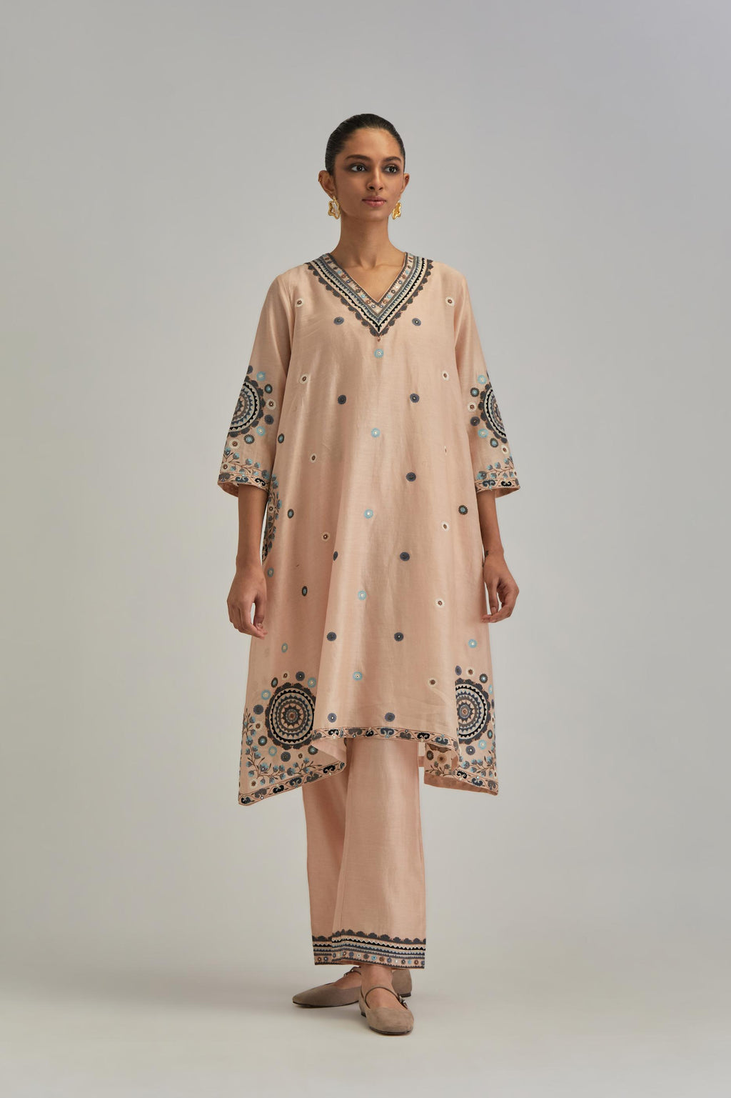 Pink silk Chanderi short V-neck kurta set, with straight hem and side pockets, decorated with fine appliqué and Aari thread embroidery.