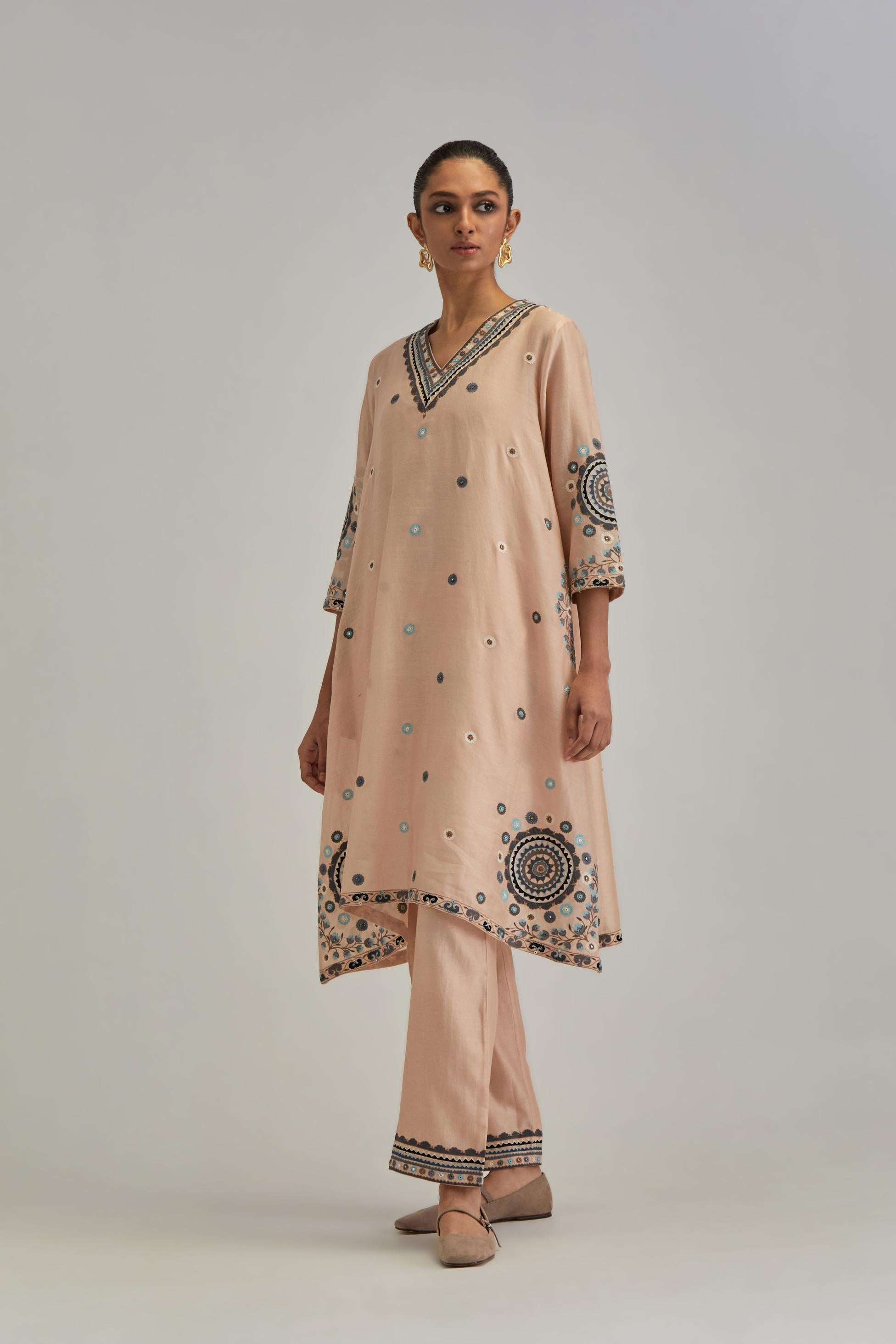 Pink silk Chanderi short V-neck kurta set, with straight hem and side pockets, decorated with fine appliqué and Aari thread embroidery.