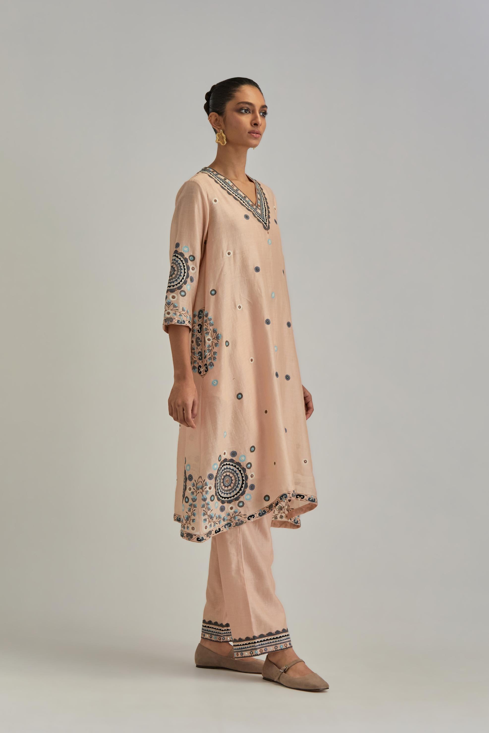 Pink silk Chanderi short V-neck kurta set, with straight hem and side pockets, decorated with fine appliqué and Aari thread embroidery.