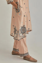 Pink silk Chanderi short V-neck kurta set, with straight hem and side pockets, decorated with fine appliqué and Aari thread embroidery.
