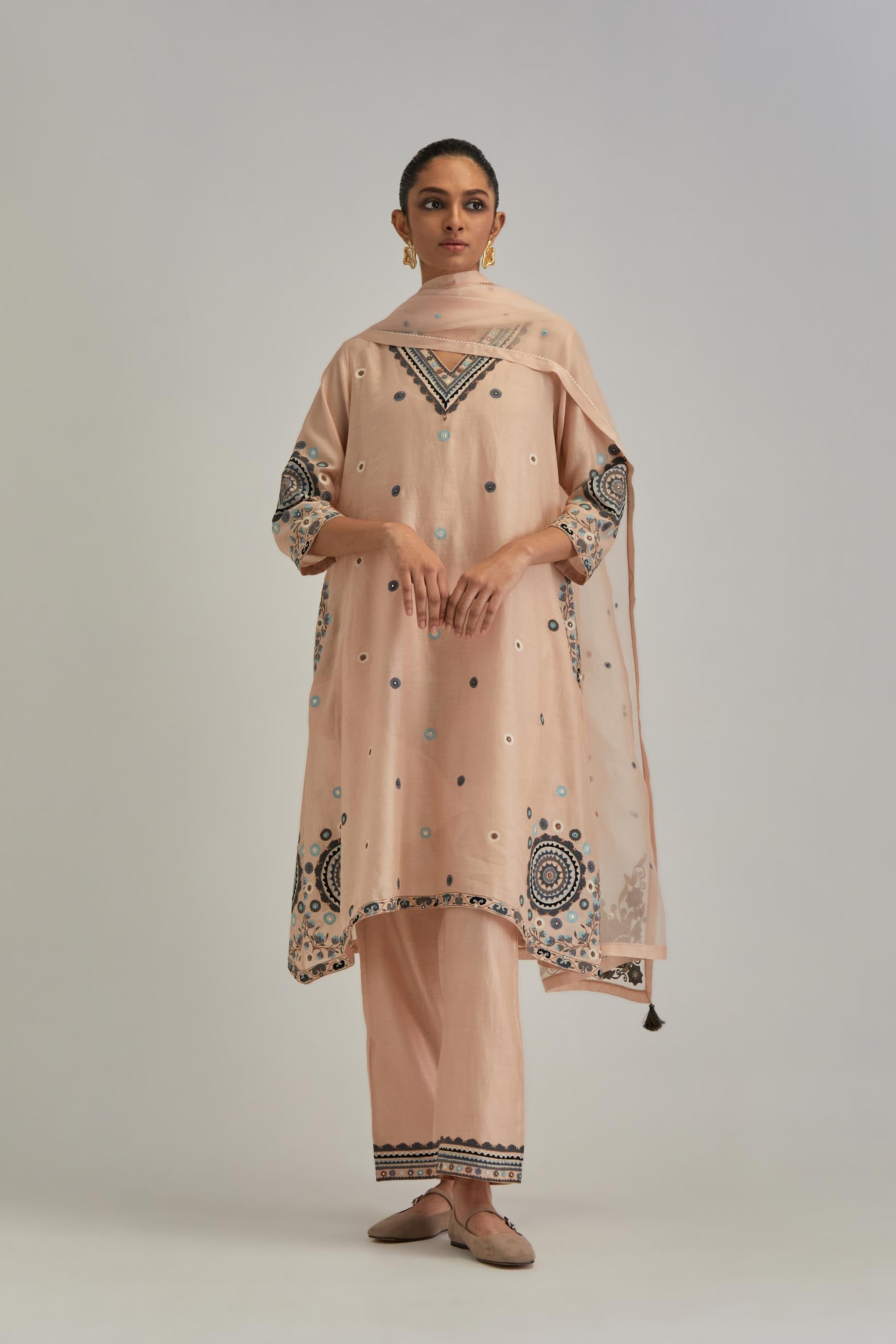 Pink silk Chanderi short V-neck kurta set, with straight hem and side pockets, decorated with fine appliqué and Aari thread embroidery.