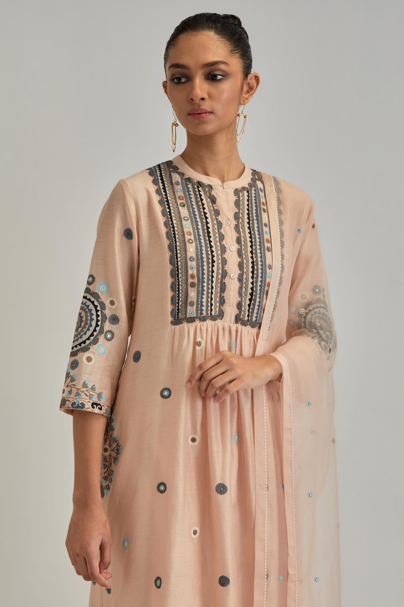 Pink silk organza dupatta with appliqué work and earthy coloured flower embroidery all-over the dupatta.