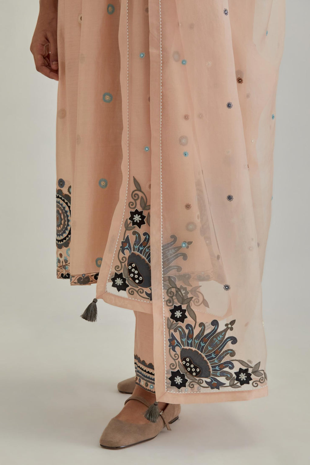 Pink silk organza dupatta with appliqué work and earthy coloured flower embroidery all-over the dupatta.