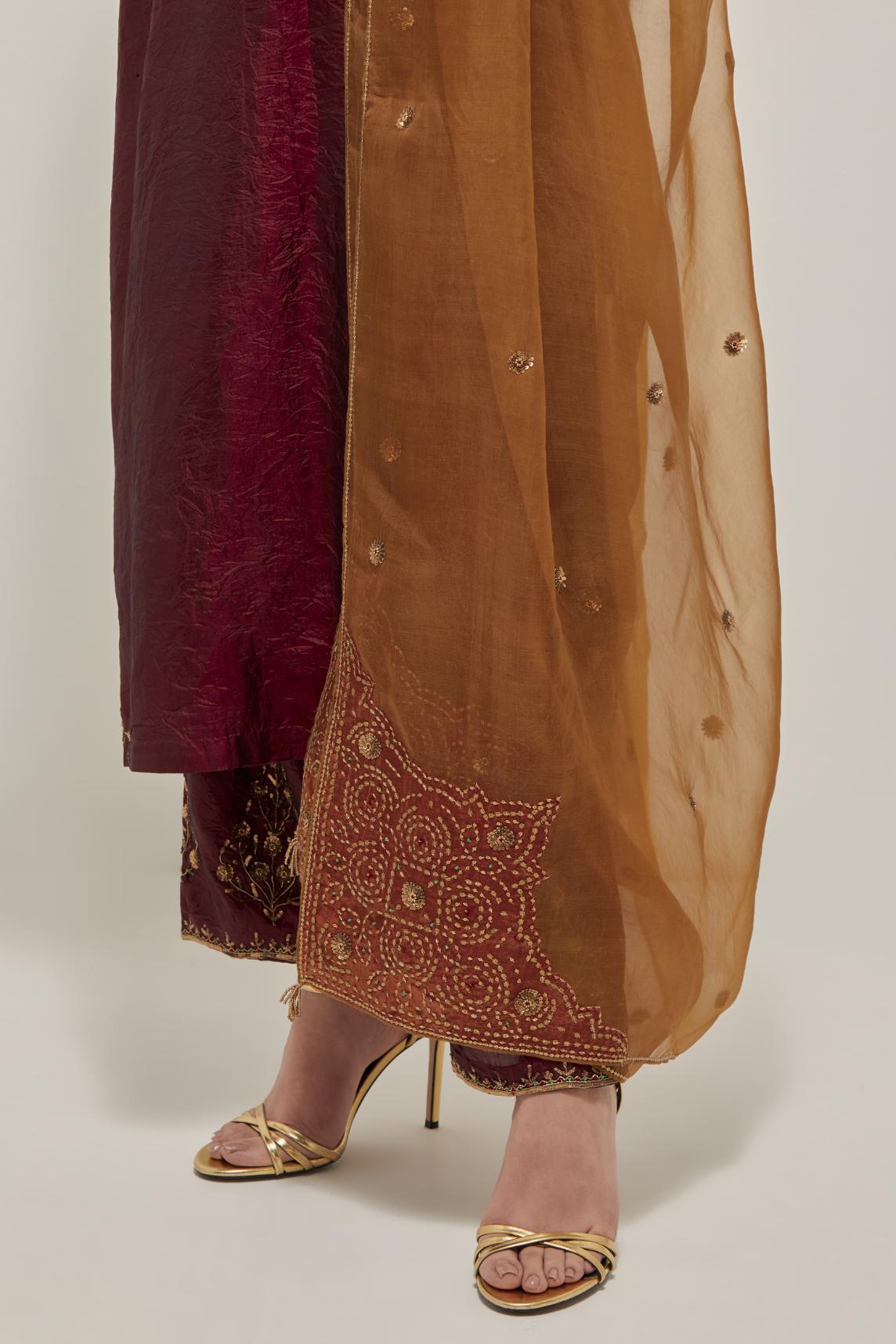Olive silk organza dupatta with all-over delicate sequins and bead small booti, finished with applique bandhani-inspired motifs at all four corners.