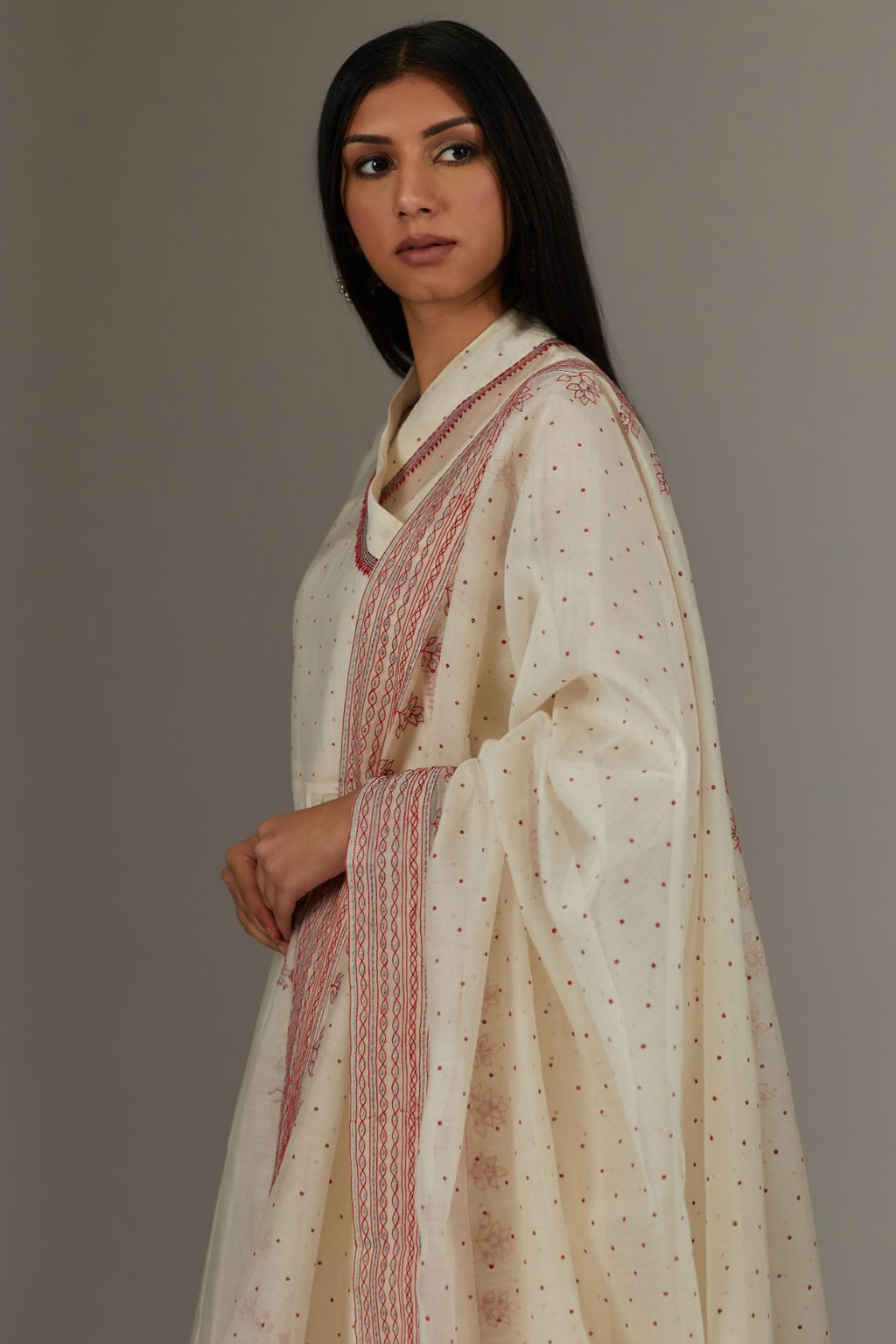 Cotton Chanderi dupatta with hand block print and quilted embroidered edges.