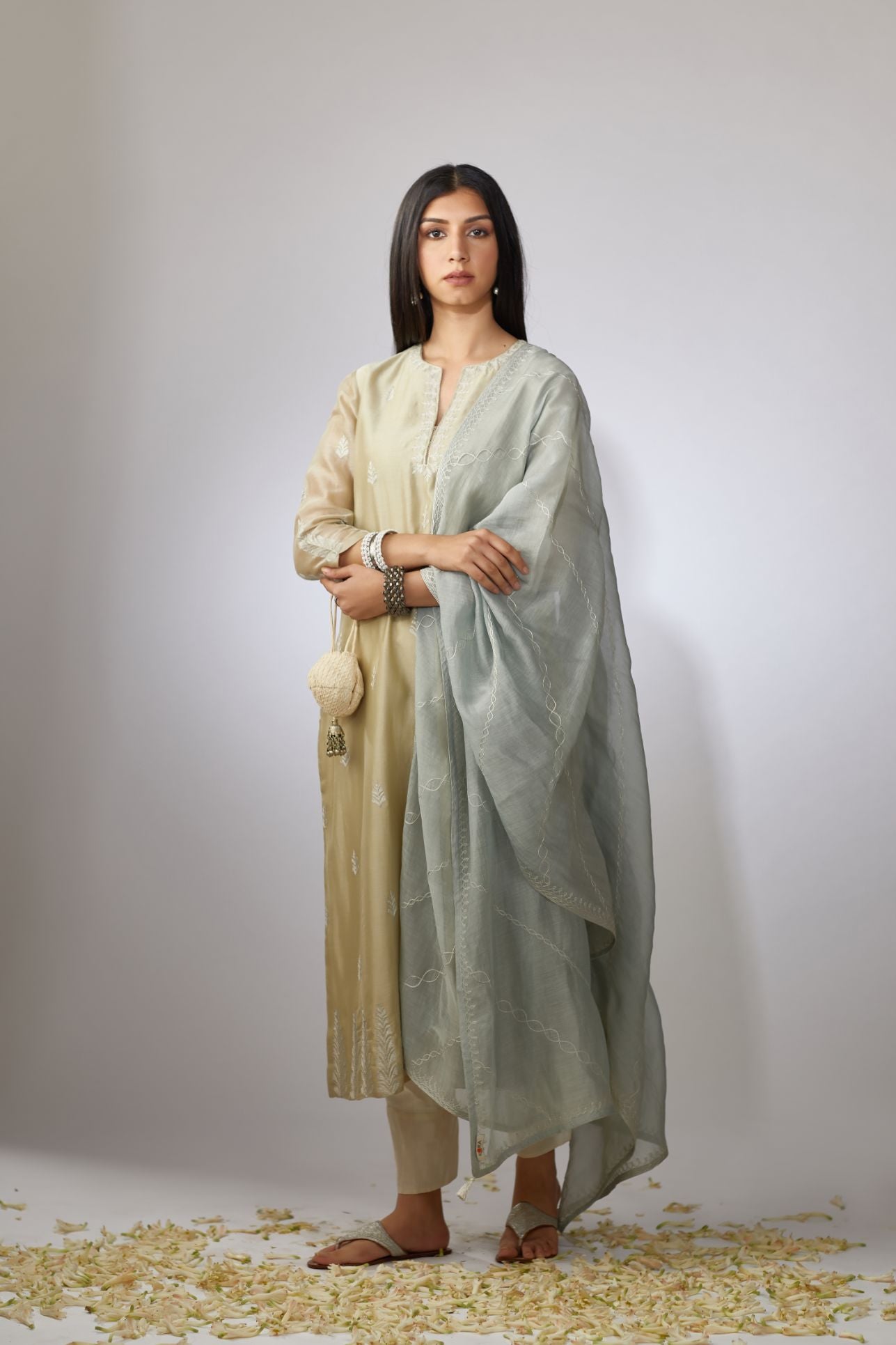 Olive kurta set with floral motifs with zari embroidery