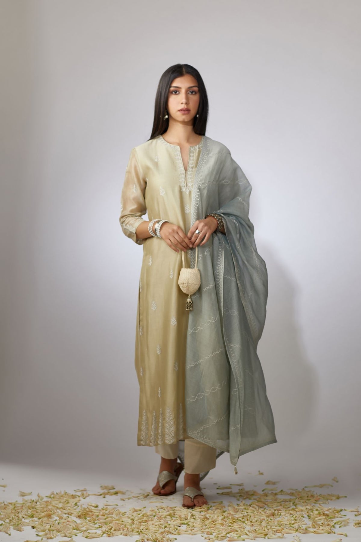 Olive kurta set with floral motifs with zari embroidery