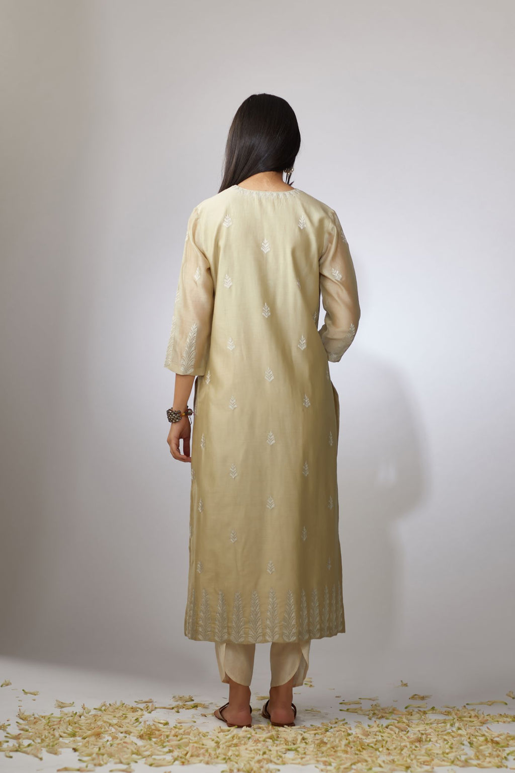 Olive kurta set with floral motifs with zari embroidery