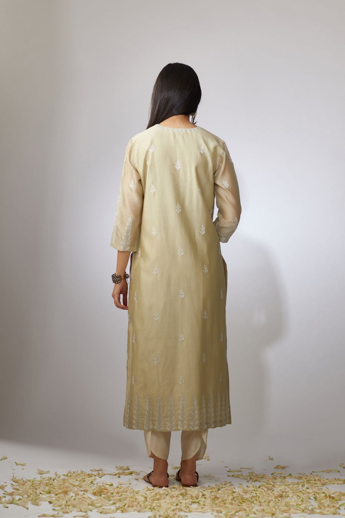 Olive kurta set with floral motifs with zari embroidery