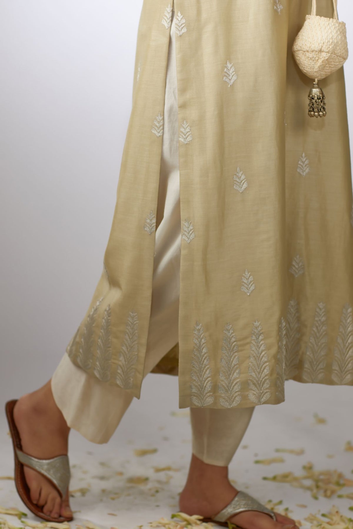 Olive kurta set with floral motifs with zari embroidery