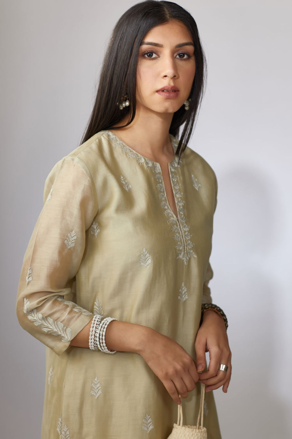 Olive kurta set with floral motifs with zari embroidery