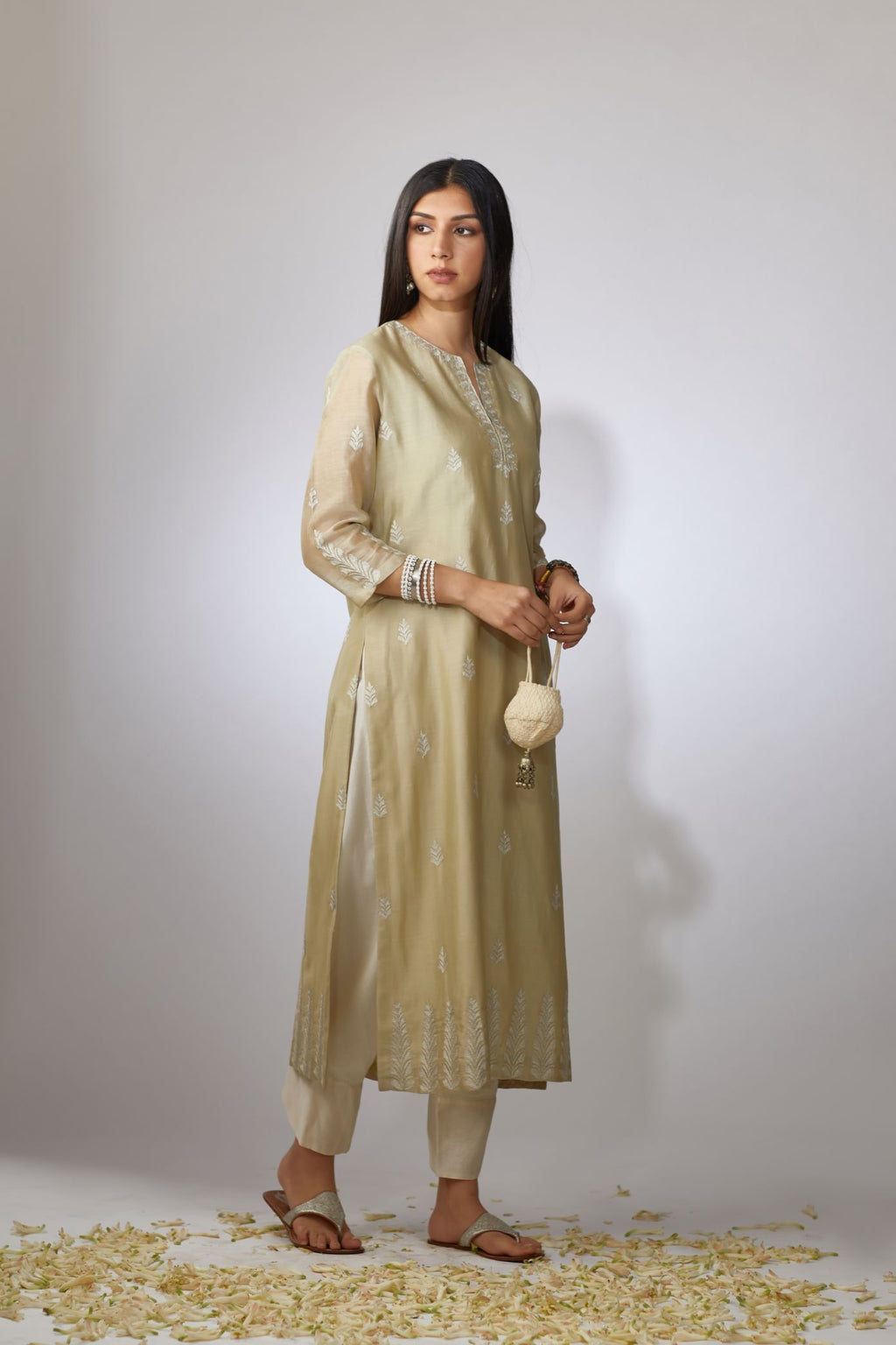 Olive kurta set with floral motifs with zari embroidery
