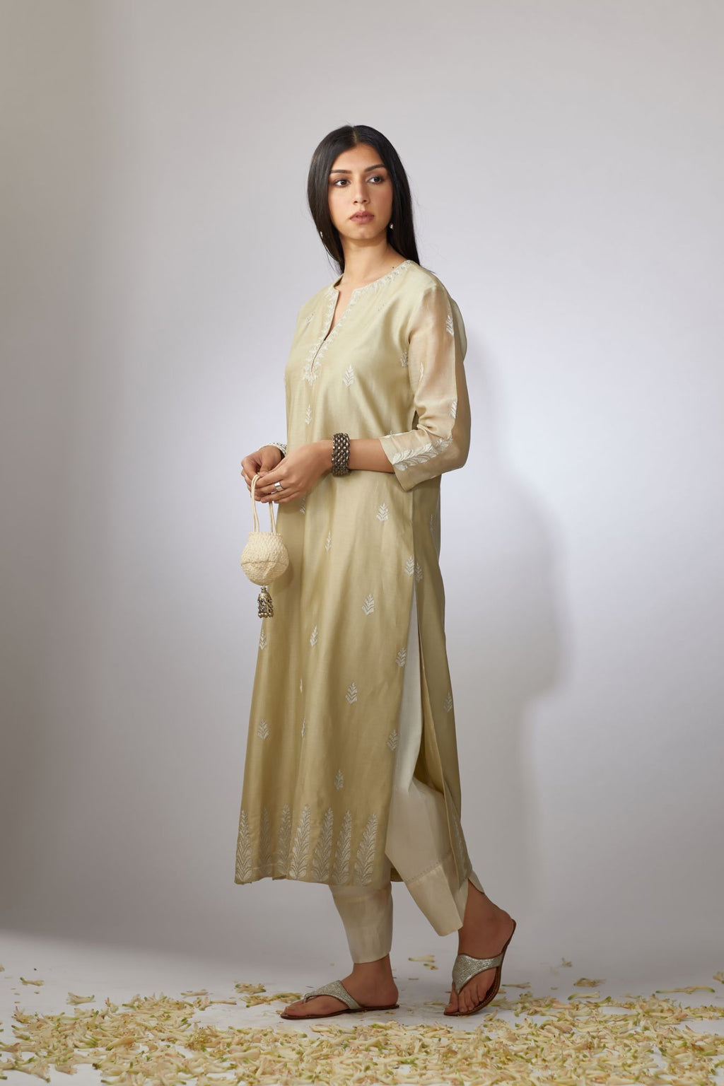 Olive kurta set with floral motifs with zari embroidery
