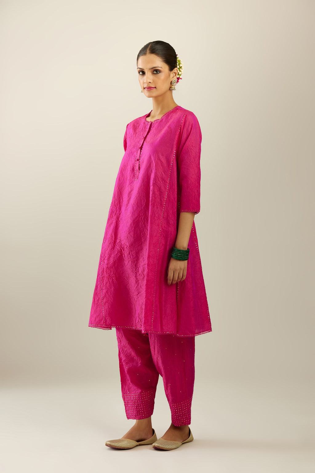 Silk hand crushed short kalidar kurta set with button placket, highlighted with gold sequins and embroidered scalloped organza at edges.