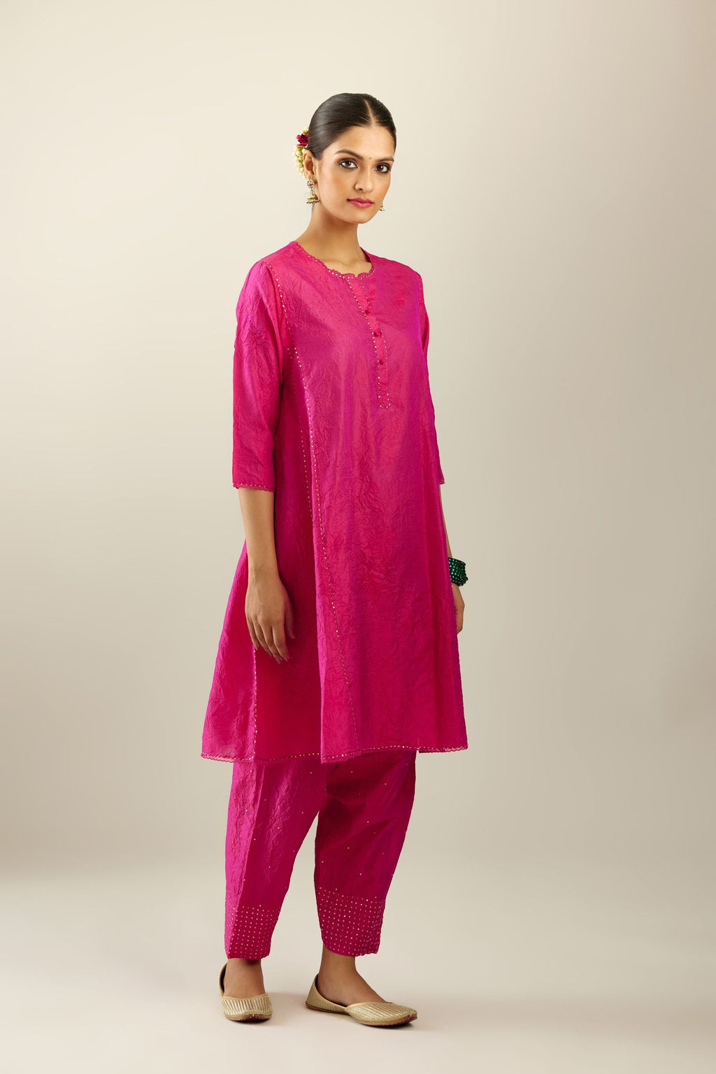 Silk hand crushed short kalidar kurta set with button placket, highlighted with gold sequins and embroidered scalloped organza at edges.