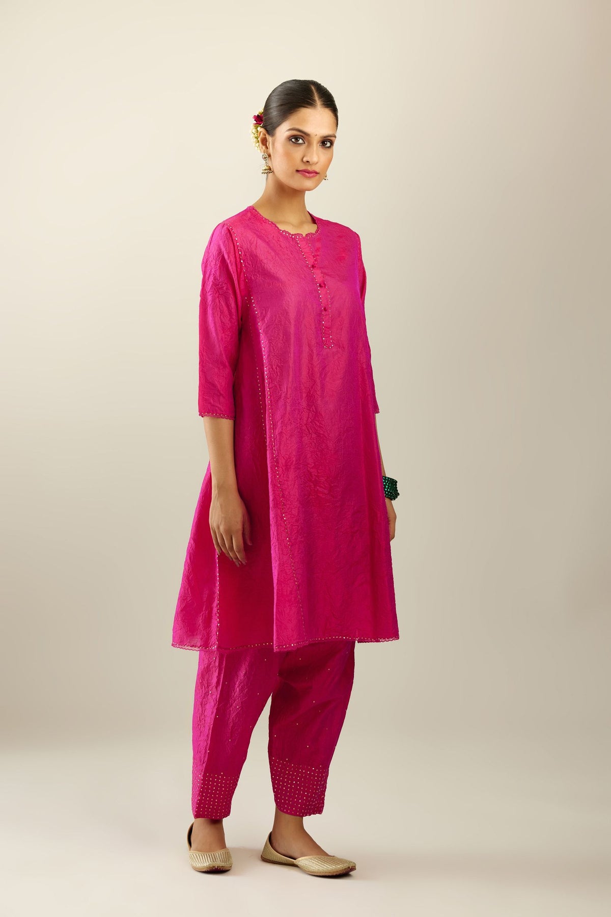 Silk hand crushed short kalidar kurta set with button placket, highlighted with gold sequins and embroidered scalloped organza at edges.