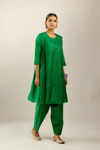 Silk hand crushed short kalidar kurta set with button placket, highlighted with gold sequins and embroidered scalloped organza at edges.