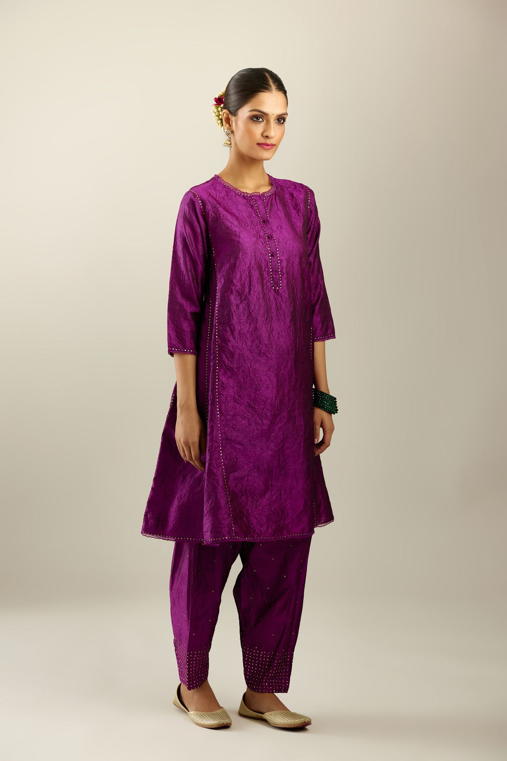 Silk hand crushed short kalidar kurta set with button placket, highlighted with gold sequins and embroidered scalloped organza at edges.