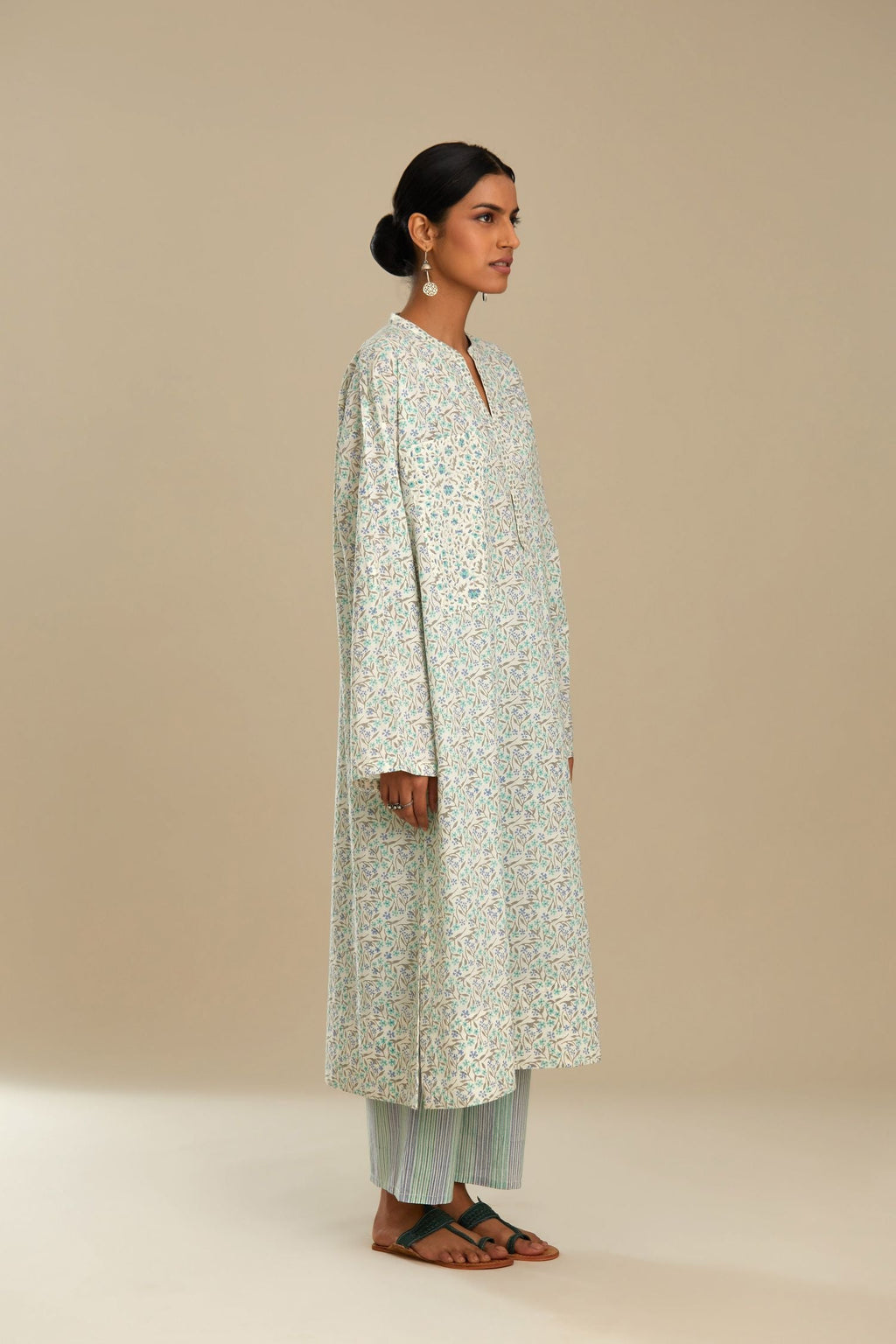 Blue printed cotton kurta set with front pockets and long sleeves.