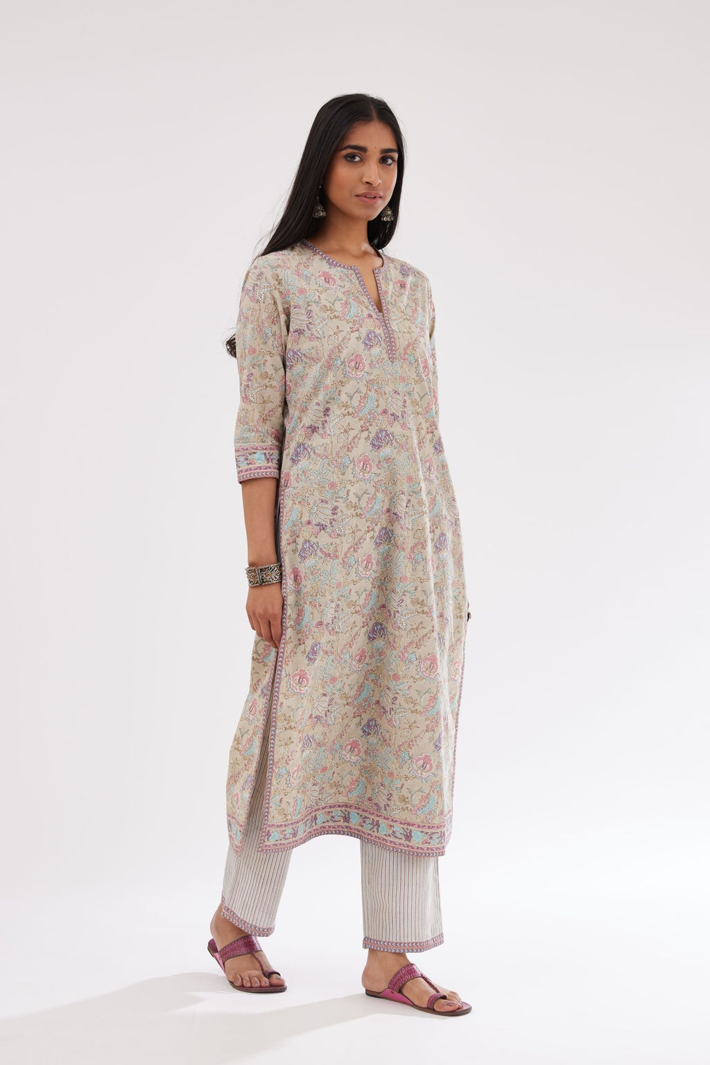 Grey and pink straight kurta with all-over chintz block print & side slits.