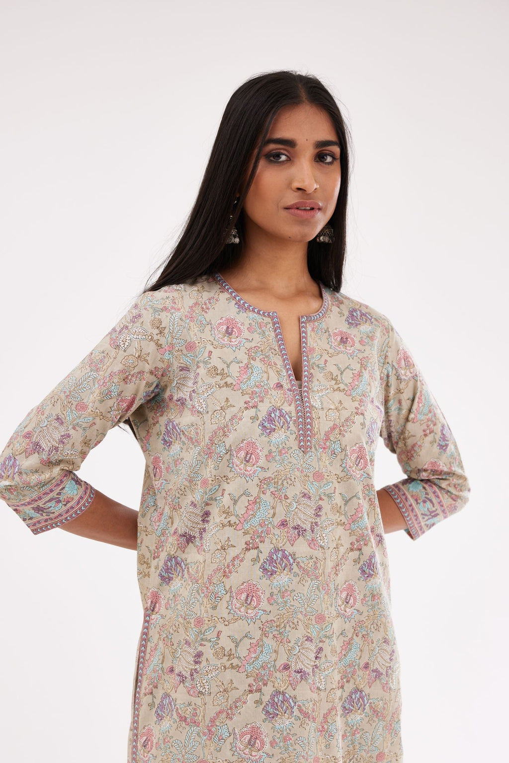 Grey and pink straight kurta with all-over chintz block print & side slits.