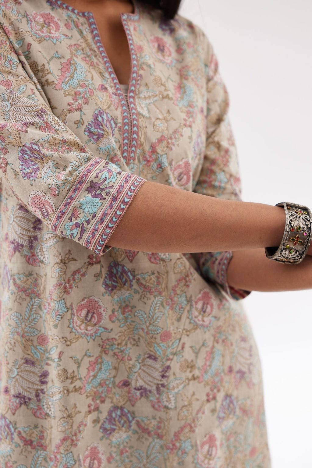 Grey and pink straight kurta with all-over chintz block print & side slits.