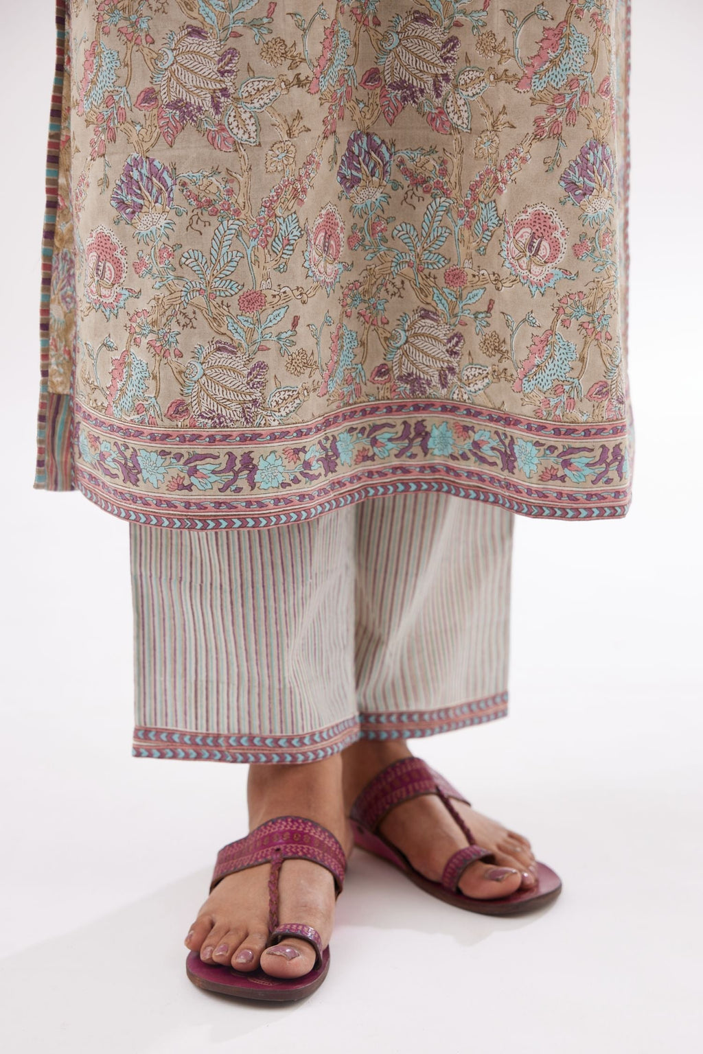 Grey and pink straight kurta with all-over chintz block print & side slits.