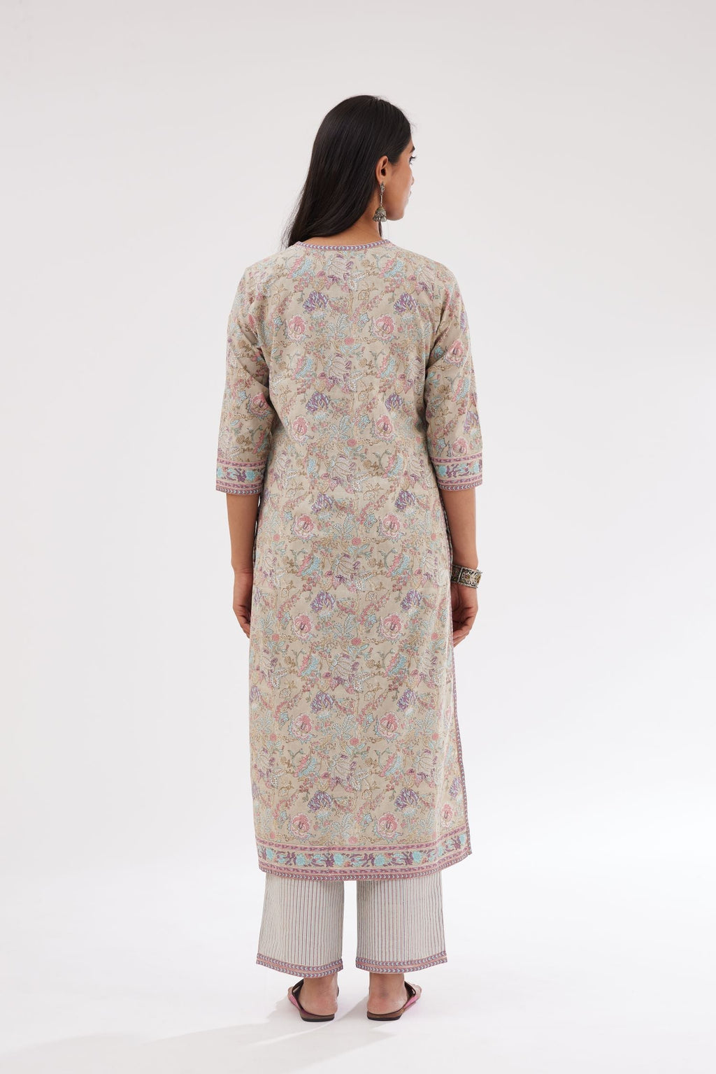 Grey and pink straight kurta with all-over chintz block print & side slits.