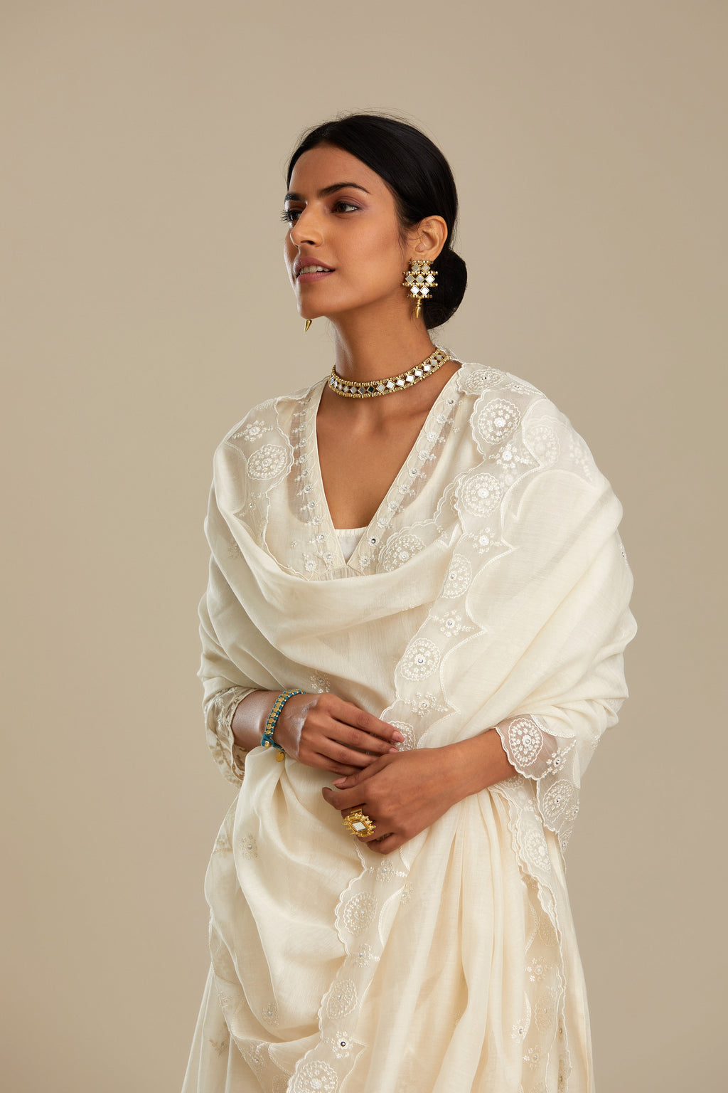 Off white silk chanderi dupatta with scalloped and embroidered edges. (Dupatta)