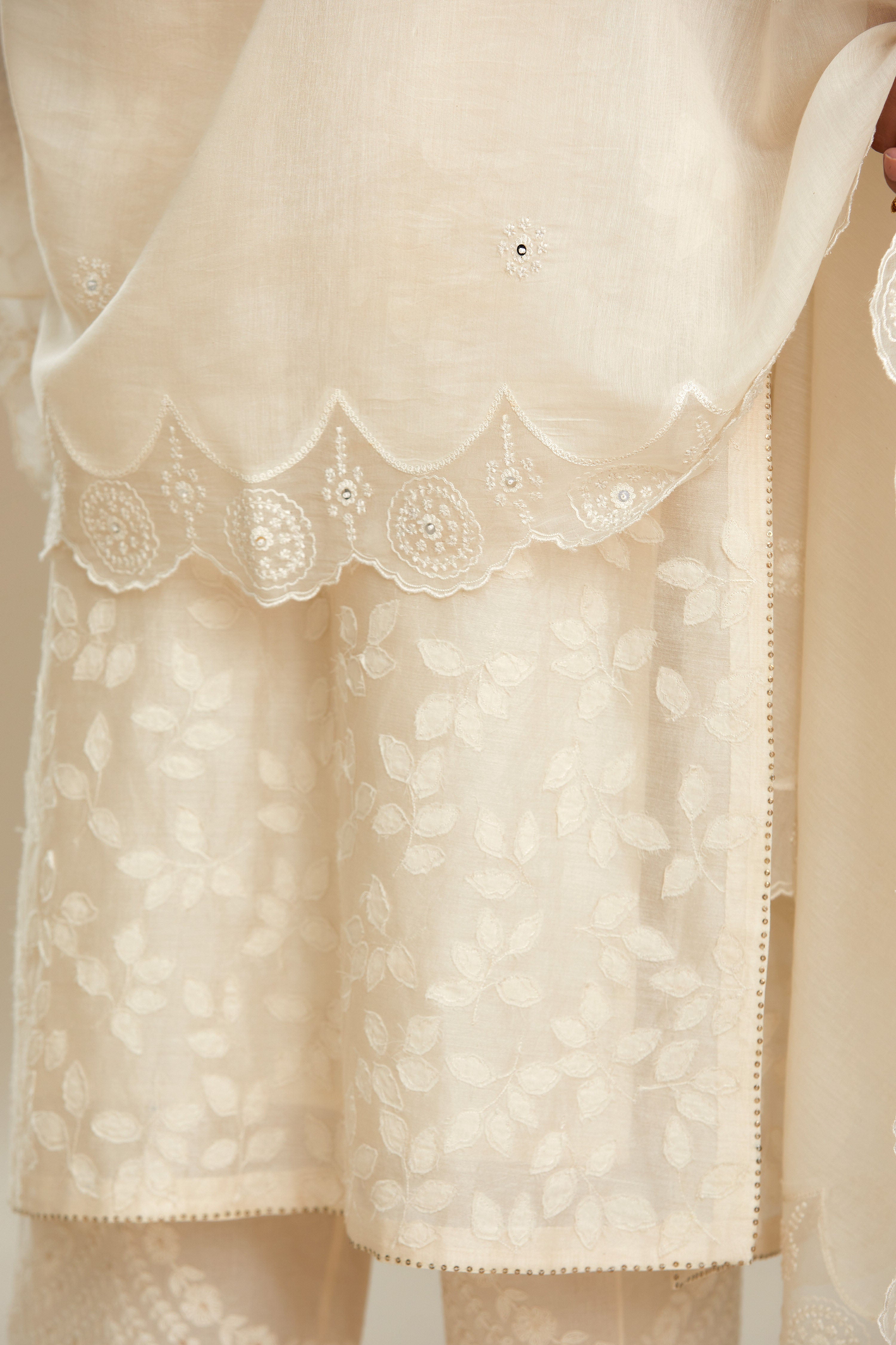 Off white silk chanderi dupatta with scalloped and embroidered edges. (Dupatta)