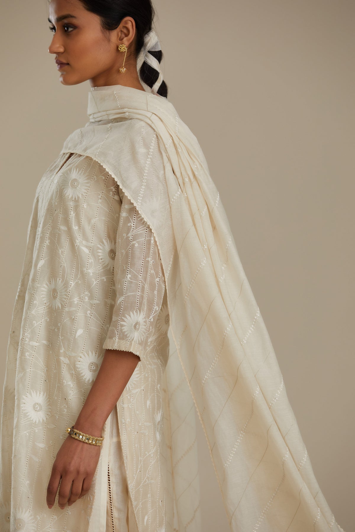 Off white cotton chanderi dupatta with silver zari and silk thread trellises running diagonally all over the dupatta. (Dupatta)