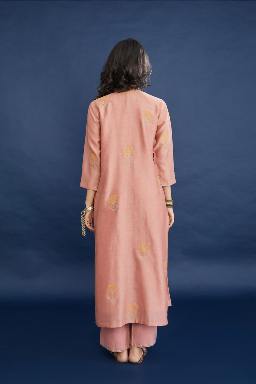 Dusty rose straight kurta set highlighted with all-over delicate thread and dull gold zari embroidery.