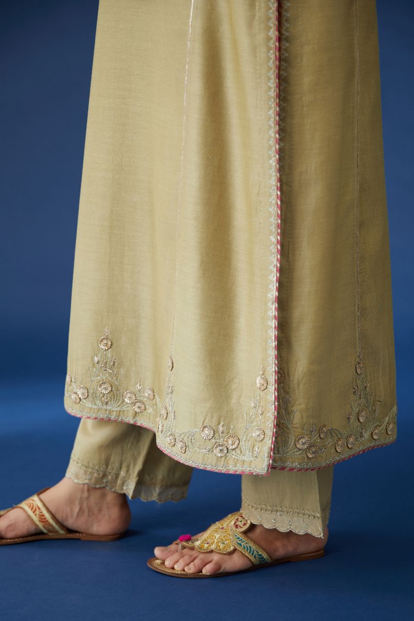Olive silk chanderi kurta set with gota embroidery at neck and hem.