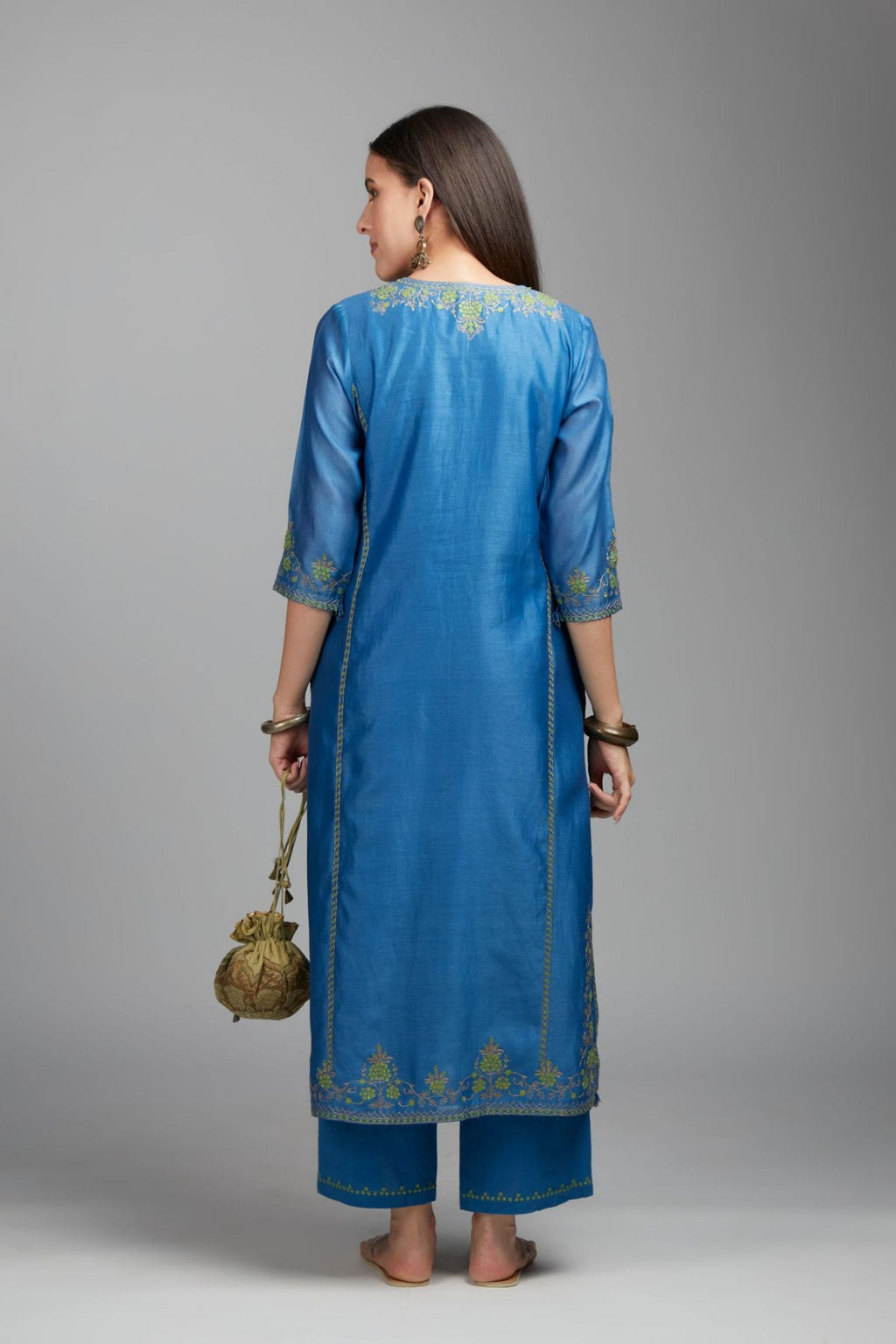 Blue straight kurta set detailed with contrast coloured embroidery at neck and side panel joint seams