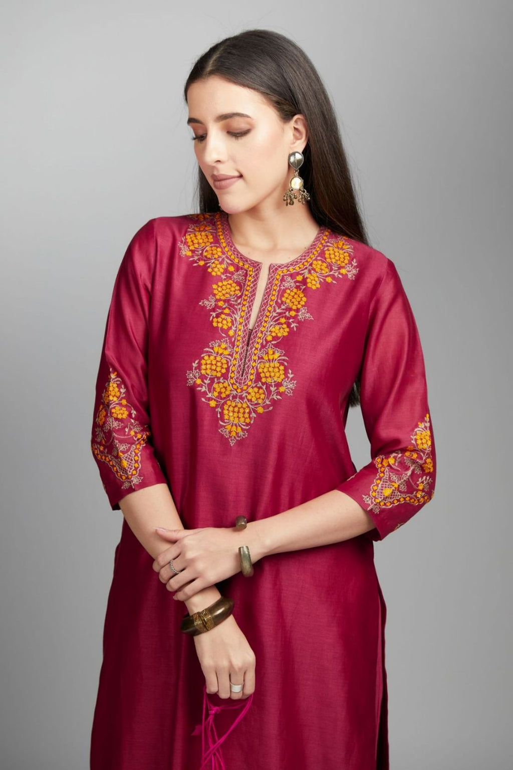 Deep wine straight kurta set detailed with contrast coloured embroidery at neck and hem