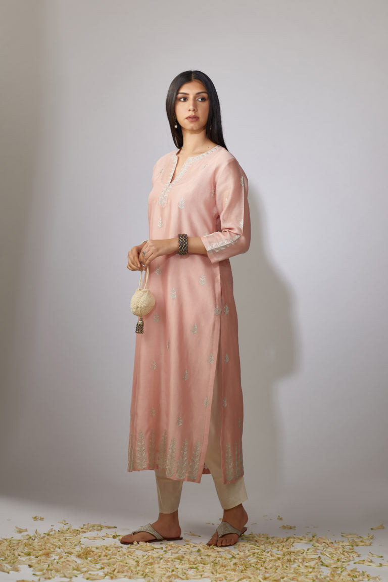 Pink kurta set with floral motifs with zari embroidery