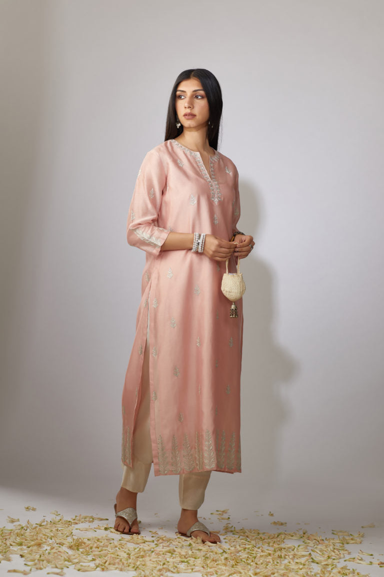 Pink kurta set with floral motifs with zari embroidery