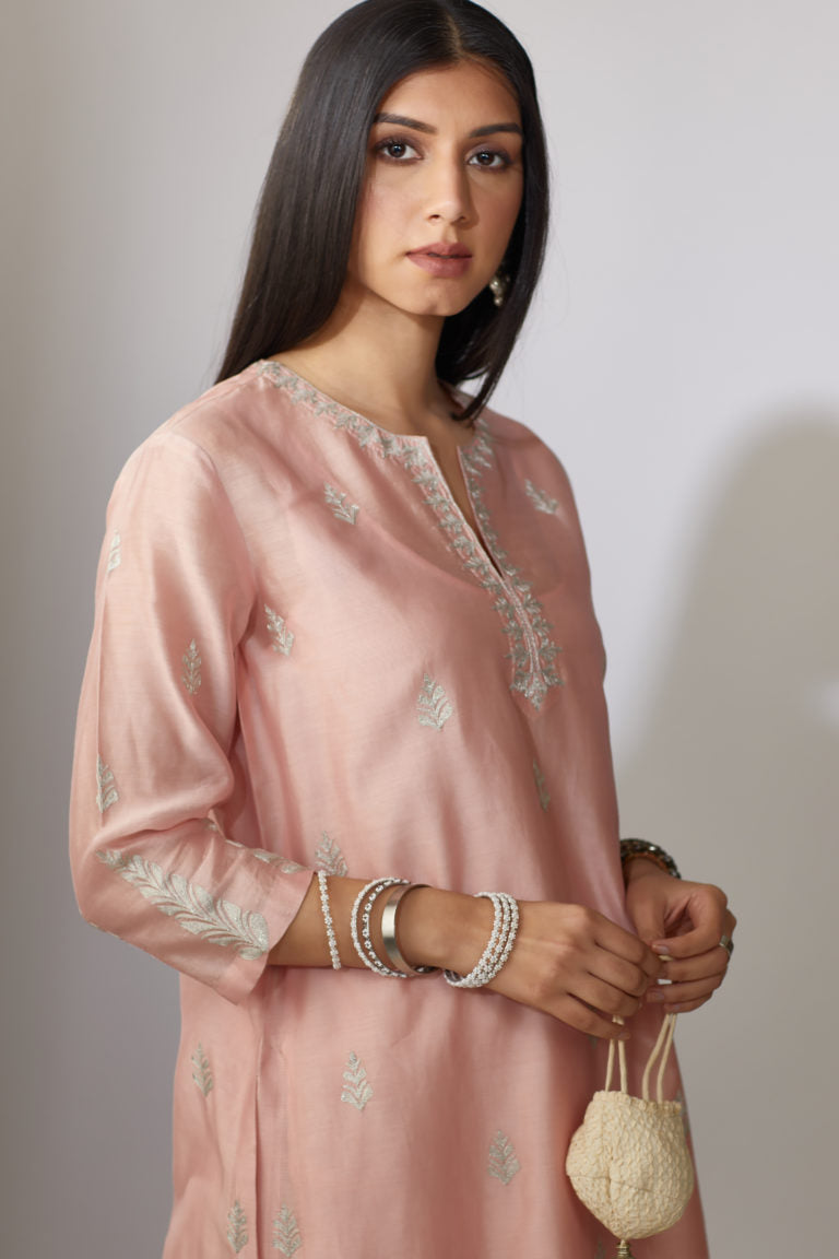 Pink kurta set with floral motifs with zari embroidery