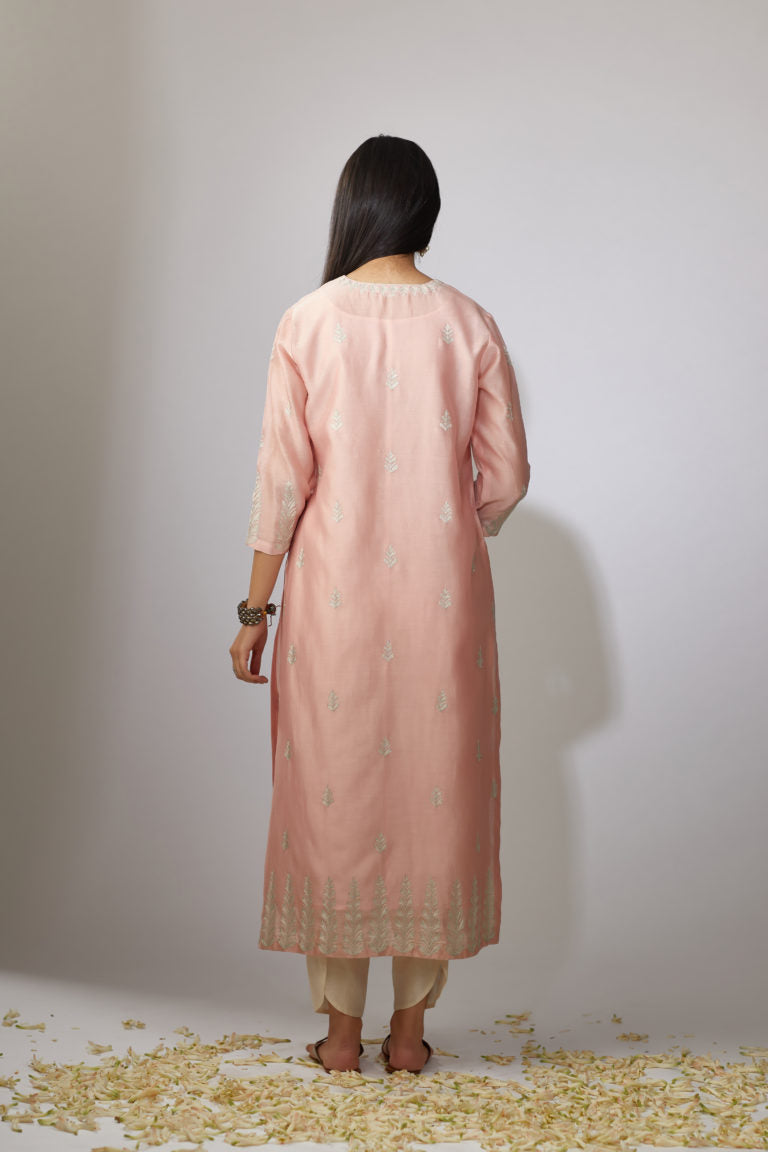 Pink kurta set with floral motifs with zari embroidery