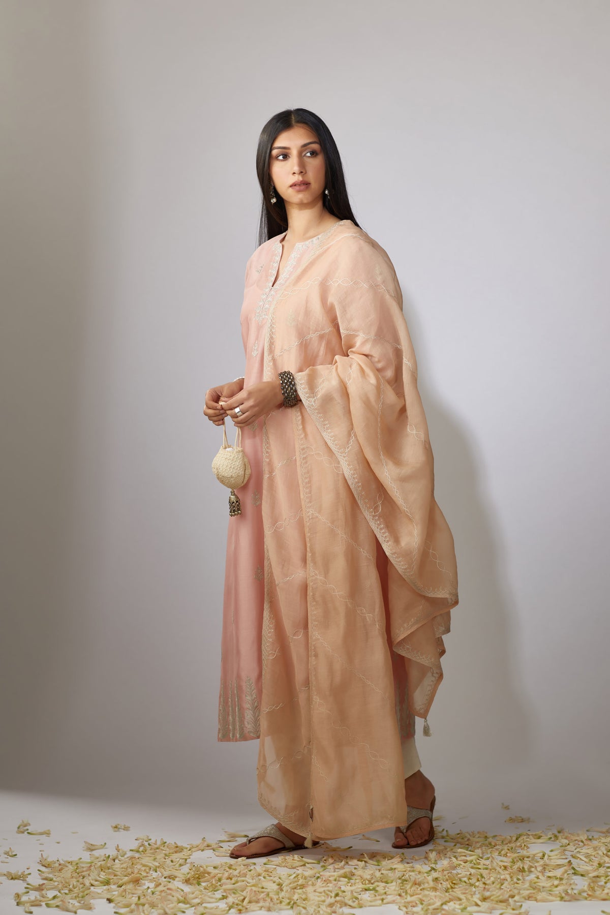 Pink kurta set with floral motifs with zari embroidery